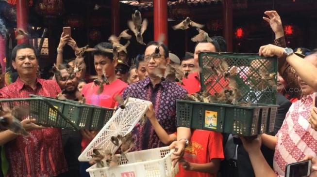 Anies Berikan Angpao ke Bocah dan Lepas Burung Pipit di Vihara Dharma Bhakti