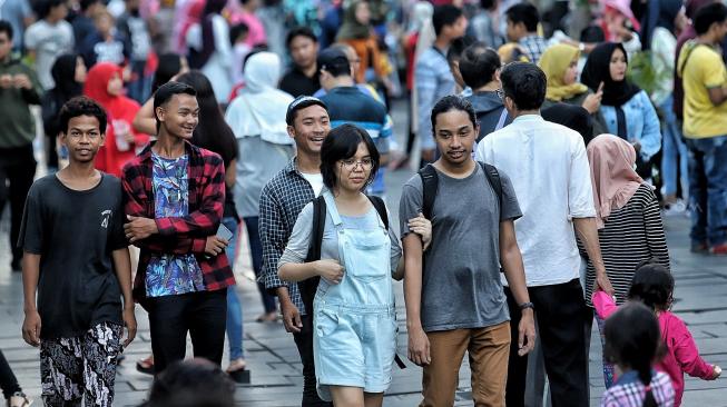 Wisatawan menikmati suasana Kawasan Kota Tua Jakarta, Selasa (5/2). [Suara.com/Muhaimin A Untung]