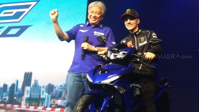 Maverick Vinales bersama Dyonisius Beti, Executive Vice President Director Yamaha Indonesia Motor Manufacturing (YIMM) [Suara.com/Arief Apriadi].