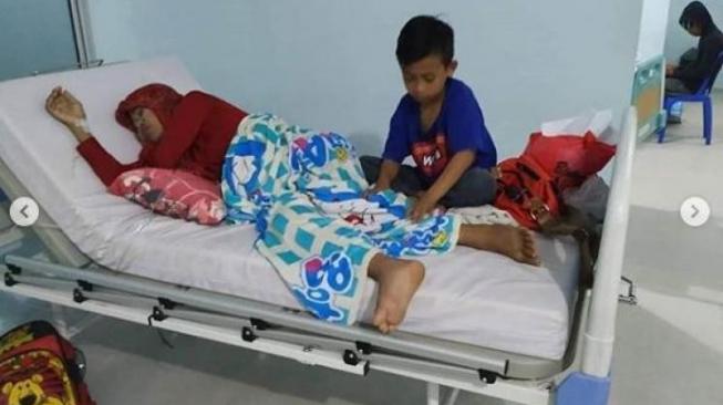 Pengen Nangis Bacanya, Kisah Pilu Anak Yatim Berusia 9 Tahun Rawat Ibunya Sendirian yang Sakit Ginjal Stadium Akhir