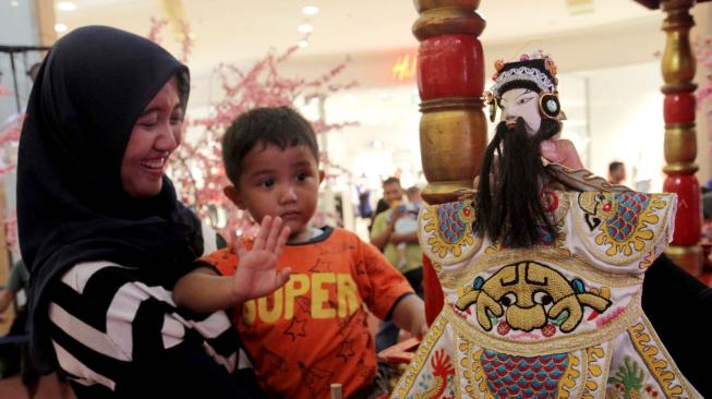 Pertunjukkan wayang Potehi berjudul Sie Jin Kwie Satria Utama di Bekasi, Jawa Barat, Selasa (5/2). [Suara.com/Fakhri Hermansyah]