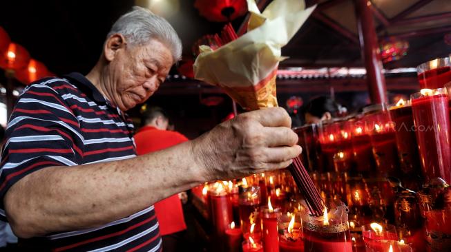 Warga melakukan sembahyang Tahun Baru Imlek 2570 di Vihara Dharma Bhakti, Petak Sembilan, Jakarta, Selasa (5/2). [Suara.com/Muhaimin A Untung]