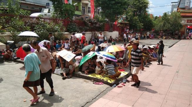 Demi Sedekah Imlek, Pengemis Rela Bermalam di Jalan Beralaskan Kardus