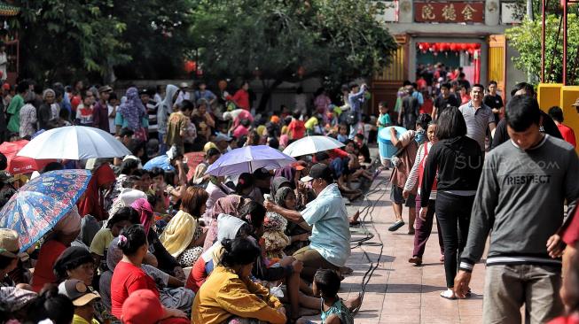 Sejumlah pengemis mengemis di Vihara Dharma Bhakti, Petak Sembilan, Jakarta, Selasa (5/2).[Suara.com/Muhaimin A Untung]
