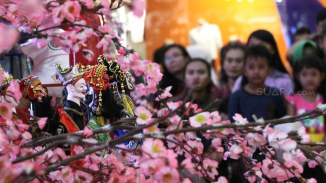 Pertunjukkan wayang Potehi berjudul Sie Jin Kwie Satria Utama di Bekasi, Jawa Barat, Selasa (5/2). [Suara.com/Fakhri Hermansyah]