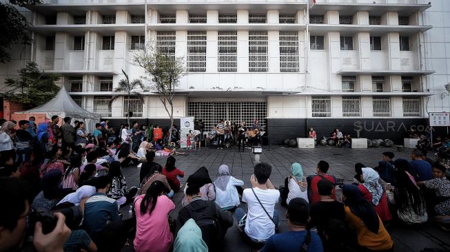 Wisatawan menikmati suasana Kawasan Kota Tua Jakarta, Selasa (5/2). [Suara.com/Muhaimin A Untung]