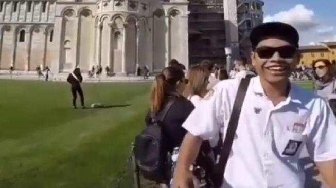 Viral, Lelaki Ini Iseng Traveling ke Italia Pakai Seragam SMA