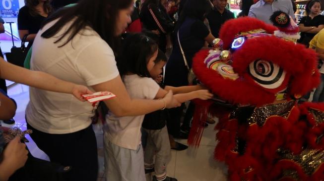 Summarecon Mall Kelapa Gading (MKG), di Jakarta Utara, menghias mal mereka dengan nuansa Lego unik khas Imlek. (Suara.com/Risna Halidi)