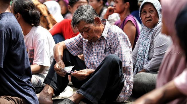 Sejumlah pengemis mengemis di Vihara Dharma Bhakti, Petak Sembilan, Jakarta, Selasa (5/2).[Suara.com/Muhaimin A Untung]
