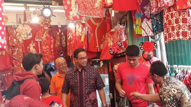 Setelah Imlekan di Vihara, Anies Borong Baju Khas Tionghoa Buat Anak