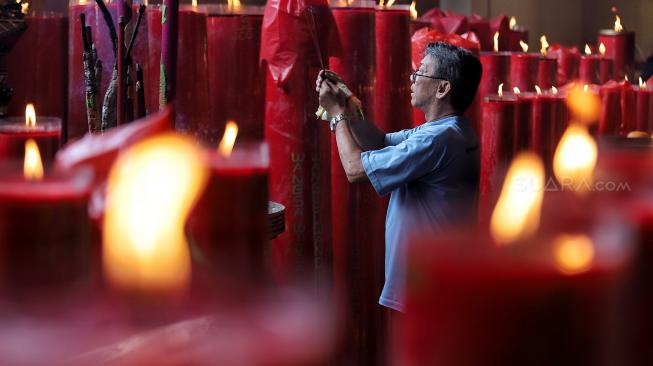 Warga keturunan Tionghoa melakukan sembahyang Tahun Baru Imlek 2570 di Vihara Dharma Bhakti, Petak Sembilan, Jakarta, Selasa (5/2). [Suara.com/Muhaimin A Untung]