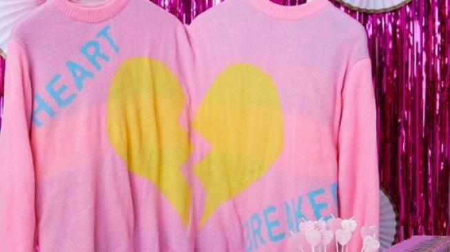 Rilis Baju Valentine, Sweater Ini Bisa Masuk Dua Orang