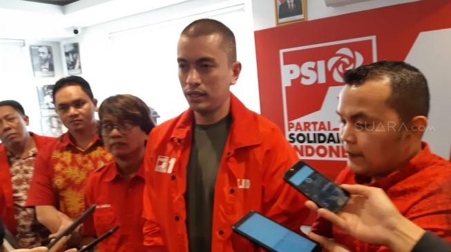 Juru Bicara Partai Solidaritas Indonesia (PSI), Rian Ernest. (Suara.com/Yasir)