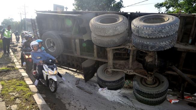 Warga Malah Menjarah Pakan Ternak dari Truk Terguling, Warganet Geram