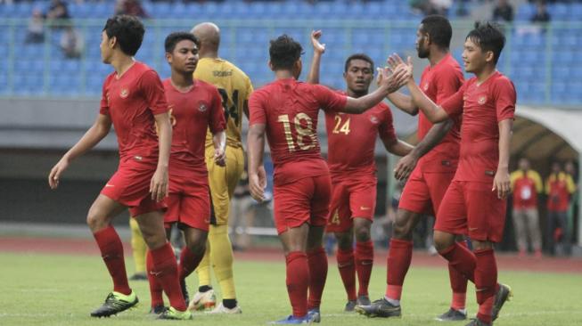 Timnas Indonesia U-22 berhadapan dengan Bhayangkara FC di laga uji coba yang berlangsung di Stadion Patriot, Bekasi, Rabu (6/2/2019) [AFP]