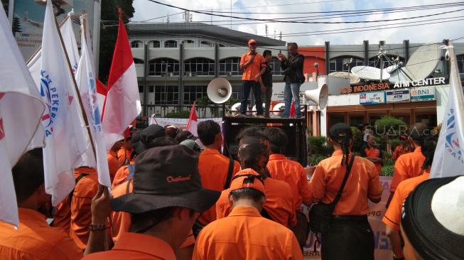 Di Depan Kantor Menteri Rini, Pegawai PT Pos Indonesia Teriak Ganti Direksi