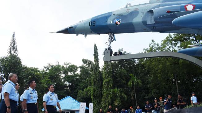 Kepala Staf TNI Angkatan Udara (KSAU) Marsekal TNI Yuyu Sutisna (kedua kanan) didampingi Komandan Lanud Iswahjudi Marsma TNI Widyargo Ikoputra (kanan) menghadiri peresmian Monumen Pesawat F-5 Tiger di Lanud Iswahjudi, Magetan, Jawa Timur, Rabu (6/2). [ANTARA FOTO/Siswowidodo]