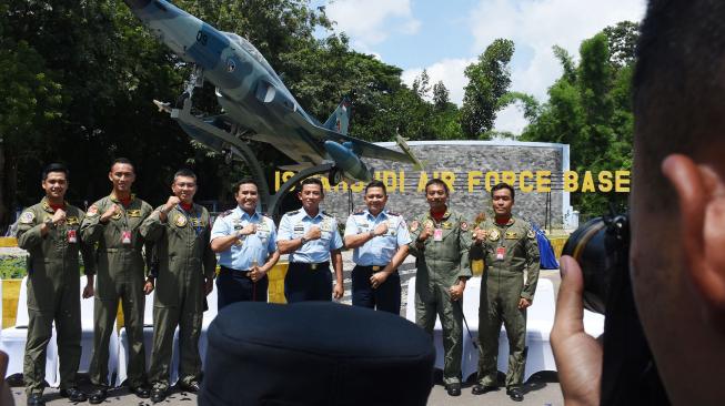 
Kepala Staf TNI Angkatan Udara (KSAU) Marsekal TNI Yuyu Sutisna (keempat kanan) bersama Panglima Komando Operasi TNI AU (Pangkoopsau) II Marsda TNI Henri Alfiandi (ketiga kanan), Komandan Lanud Iswahjudi Marsma TNI Widyargo Ikoputra (keempat kiri) berfoto bersama penerbang tempur saat peresmian Monumen Pesawat F-5 Tiger di Lanud Iswahjudi, Magetan, Jawa Timur, Rabu (6/2). [ANTARA FOTO/Siswowidodo]
