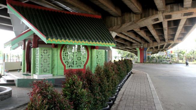 Suasana musholla Babah Alun di  Ancol, Jakarta Utara, Rabu (6/2). [Suara.com/Fakhri Hermansyah]