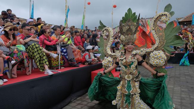 Seorang model menampilkan sebuah rancangan busana dalam parade budaya Festival Balingkang Kintamani di kawasan Pura Ulundanu Batur, Bangli, Bali, Rabu (6/2). [ANTARA FOTO/Nyoman Hendra Wibowo]