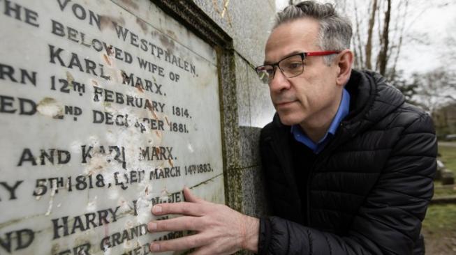 Makam Karl Marx, filsuf yang menjadi pencetus pemikiran Komunisme modern, di kompleks pemakaman Highgate London, Inggris, dirusak secara brutal. Perusakan itu mendapat kecaman dari warga setempat. [The Guardian]