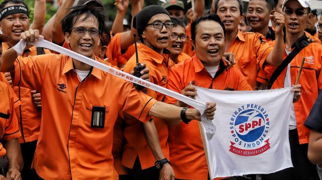 Karyawan PT POS Indonesia melakukakn aksi di depan Kantor Kementerian BUMN, Jakarta, Rabu (6/2). [Suara.com/Muhaimin A Untung]
