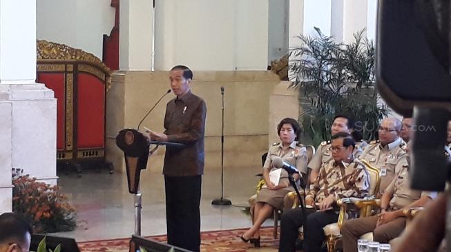 Peserta Tanwir Muhammadiyah Dilarang Pose 1 Jari saat Selfie dengan Jokowi