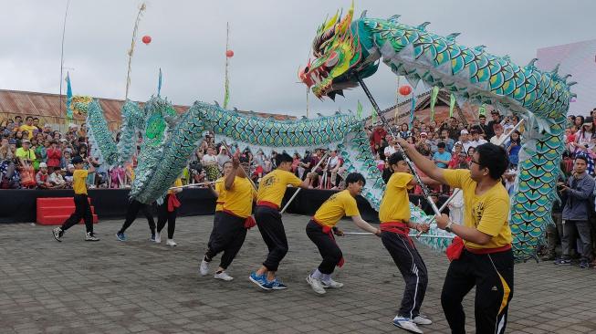 Seniman menampilkan tari Liang Liong dalam parade budaya Festival Balingkang Kintamani di kawasan Pura Ulundanu Batur, Bangli, Bali, Rabu (6/2). [ANTARA FOTO/Nyoman Hendra Wibowo]