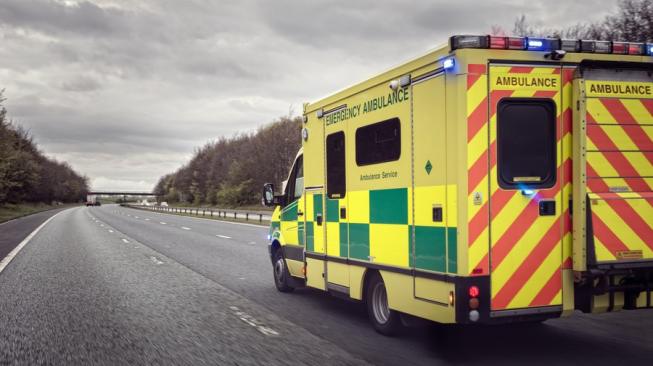 Ambulans kecelakaan darurat di Britania raya, tengah melintas sebuah ruas jalan bebas hambatan (motorway). Sebagai ilustrasi [Shutterstock].