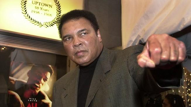 Mendiang ikon tinju legendaris dunia, Muhammad Ali, saat menghadiri gala premier pemutaran film yang mengangkat tema kehidupannya di Washington DC, Amerika Serikat, 17 Desember 2001. [AFP/Mike Theiler] 