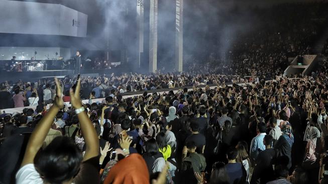 Penyanyi Tulus saat bernyanyi menghibur di Konser Monokrom Tulus di Istora Senayan, Jakarta, (6/2). [Suara.com/Muhaimin A Untung]