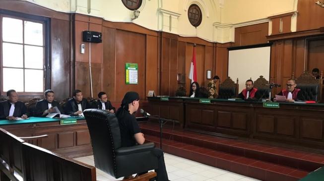 Ahmad Dhani Serius Dengarkan Dakwaan Jaksa, Tak Ada Mulan Jameela