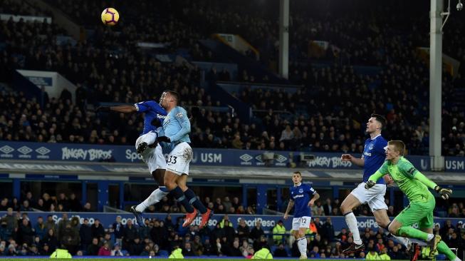 Striker Manchester City, Gabriel Jesus mencetak gol ke gawang Everton dalam lanjutan kompetisi Liga Primer Inggris, Kamis dini hari WIB (7/2). [AFP/Paul Ellis]