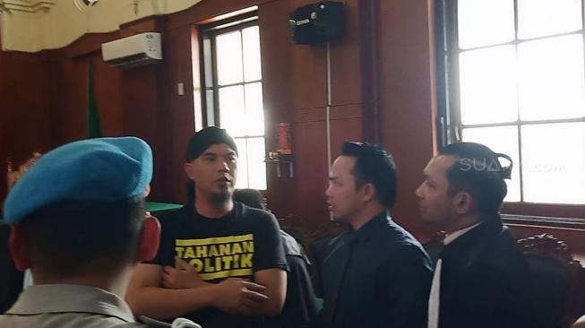 Ahmad Dhani jalani sidang ujaran idiot di PN Surabaya, Kamis (7/2/2019). [Suara.com/Achmad Ali]