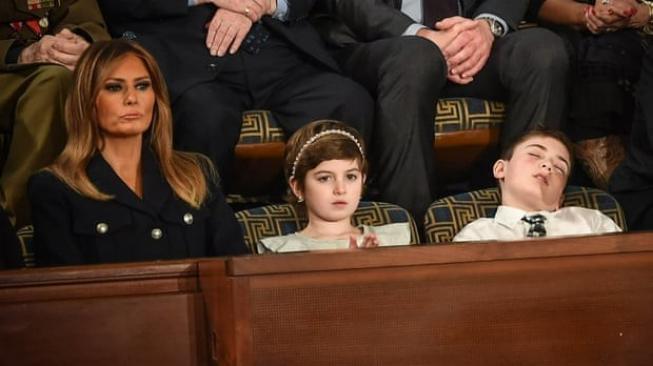 Bocah Joshua Trump Tidur saat Presiden AS Pidato, Simbol Baru Perlawanan