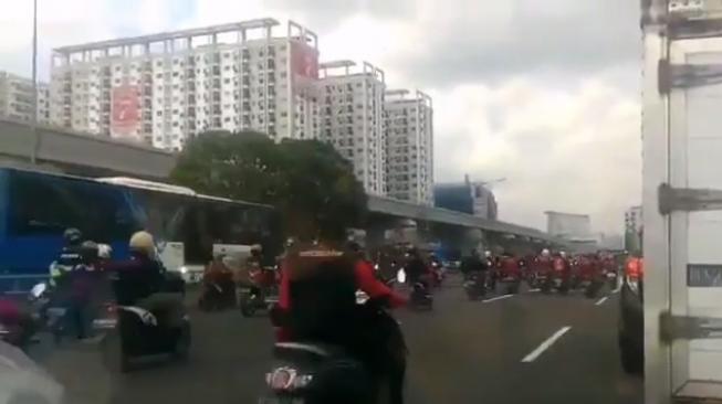 Heboh! Gerombolan Pemotor Diduga Buruh Masuk Tol Dalam Kota