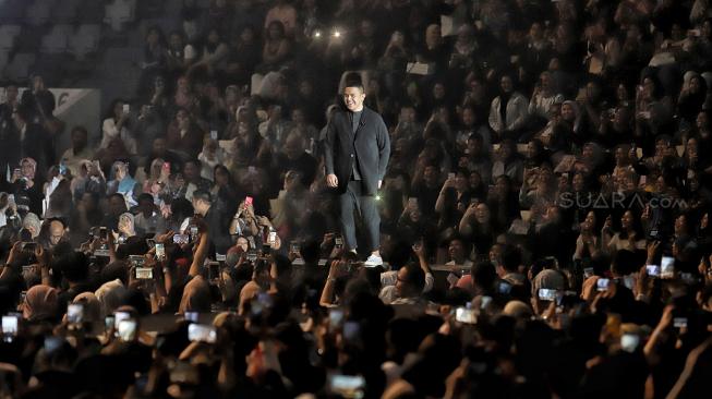 Penyanyi Tulus saat bernyanyi menghibur di Konser Monokrom Tulus di Istora Senayan, Jakarta, (6/2). [Suara.com/Muhaimin A Untung]