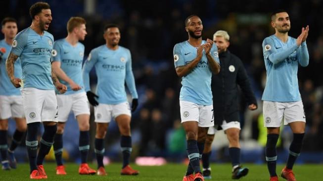 Para pemain Manchester City memberikan aplaus kepada para penonton setelah mereka mengalahkan tuan rumah Everton 2-0 dalam lanjutan Liga Inggris di Goodison Park. Paul ELLIS / AFP