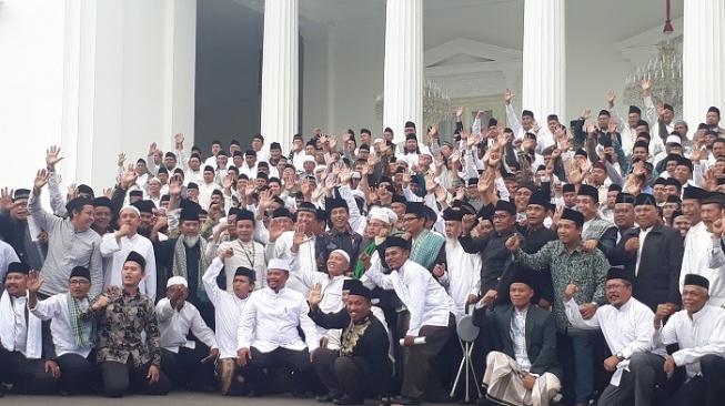 Berebut Foto dan Tanda Tangan, Jokowi Dikerumuni Ratusan Ulama di Istana