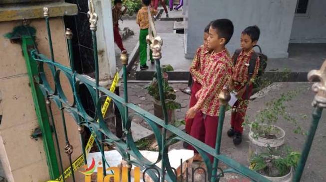 Pagar SD Roboh, Siswa Terjepit Sampai Pingsan