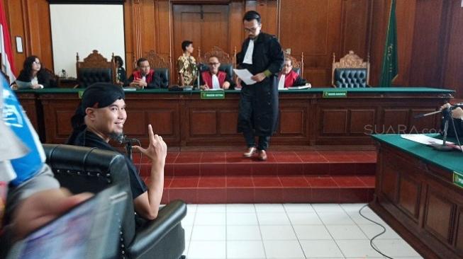 Gaya Ahmad Dhani saat menjalani sidang perdana di PN Surabaya, Kamis (7/2/2019). (Suara.com/Achmad Ali)