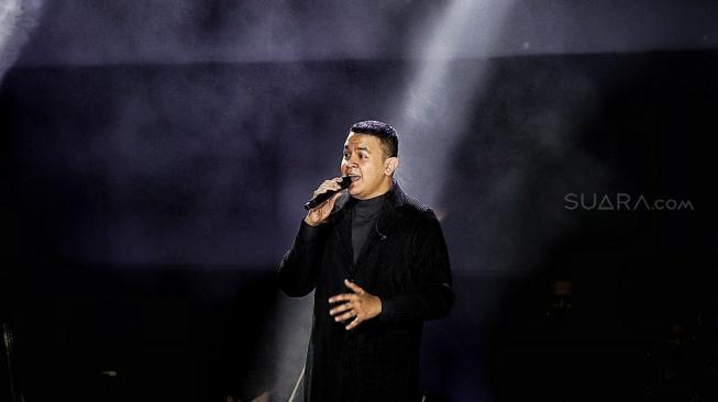 Penyanyi Tulus saat bernyanyi menghibur di Konser Monokrom Tulus di Istora Senayan, Jakarta, (6/2). [Suara.com/Muhaimin A Untung]