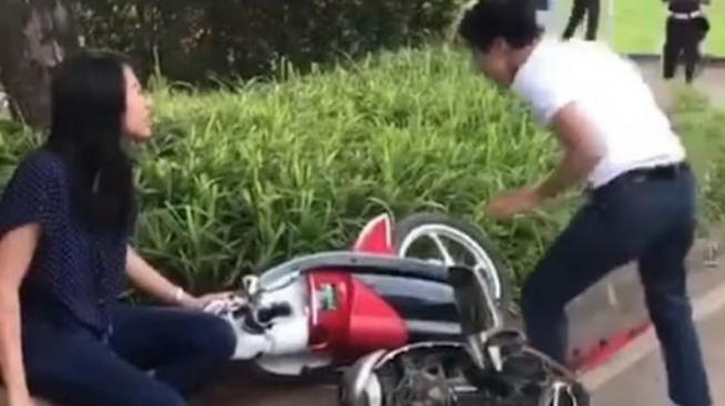 Lelaki hancurkan motor [Twitter: @AboutTng].