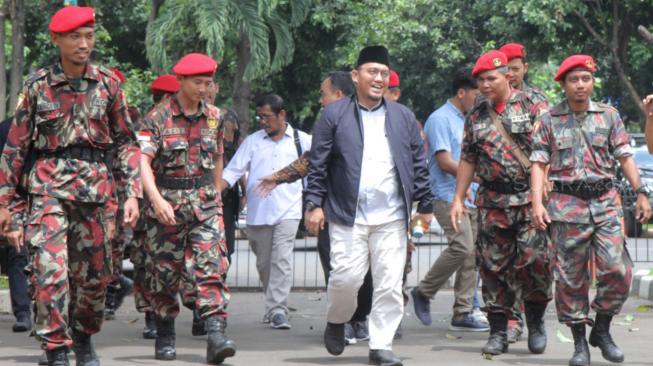 Mantan Ketua Umum Pemuda Muhammadiyah Danhil Anzar Simanjuntak memenuhi panggilan penyidik Polda Metro Jaya, Jakarta Pusat, Kamis (7/2). (Suara.com/Fakhri Hermansyah)