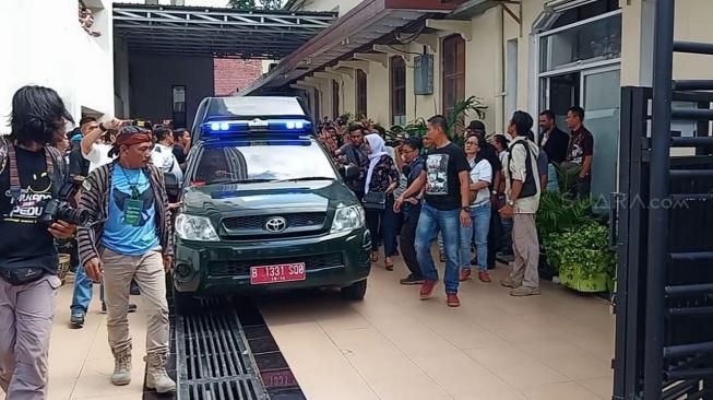 Teriakan Allahuakbar Antar Ahmad Dhani Masuk Penjara Medaeng Surabaya