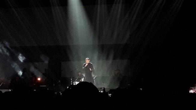 Tulus Sukses Hipnotis Penggemar di Konser Monokrom