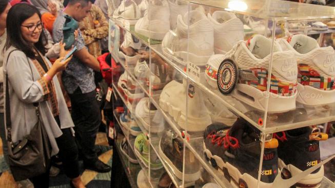 Pengunjung melihat berbagai macam sepatu yang ditawarkan dalam acara Jakarta Sneakers Day 2019 di The Hall Senayan City, Jakarta, Jumat (8/2). [Suara.com/Fakhri Hermansyah]