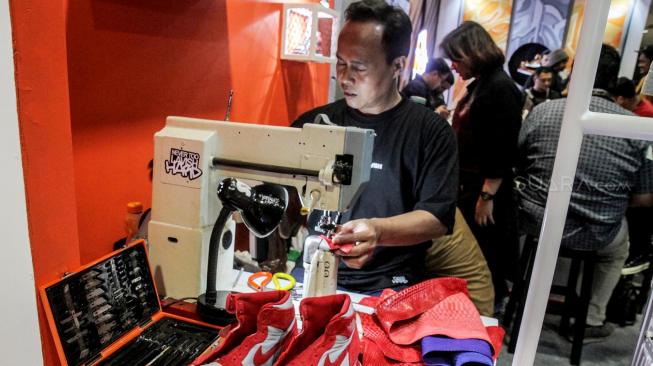 Pengunjung melihat berbagai macam sepatu yang ditawarkan dalam acara Jakarta Sneakers Day 2019 di The Hall Senayan City, Jakarta, Jumat (8/2). [Suara.com/Fakhri Hermansyah]