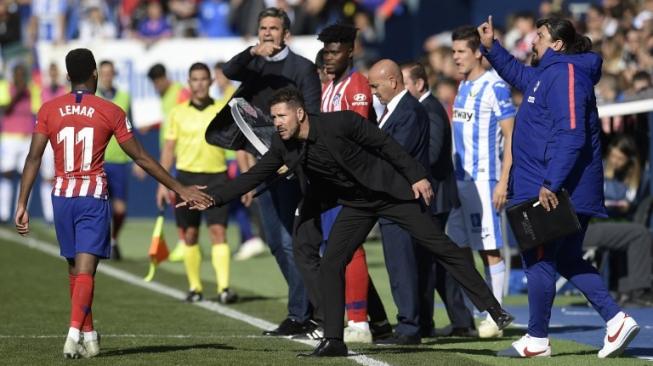 Pelatih Atletico Madrid Diego Simeone melakukan pergantian pemain saat menghadapi Leganes di ajang La Liga [AFP]