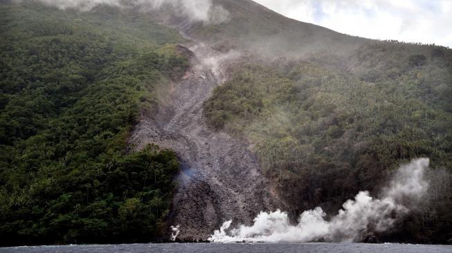 Gunung Karangetang Lepaskan Awan Panas, 132 Warga Mengungsi